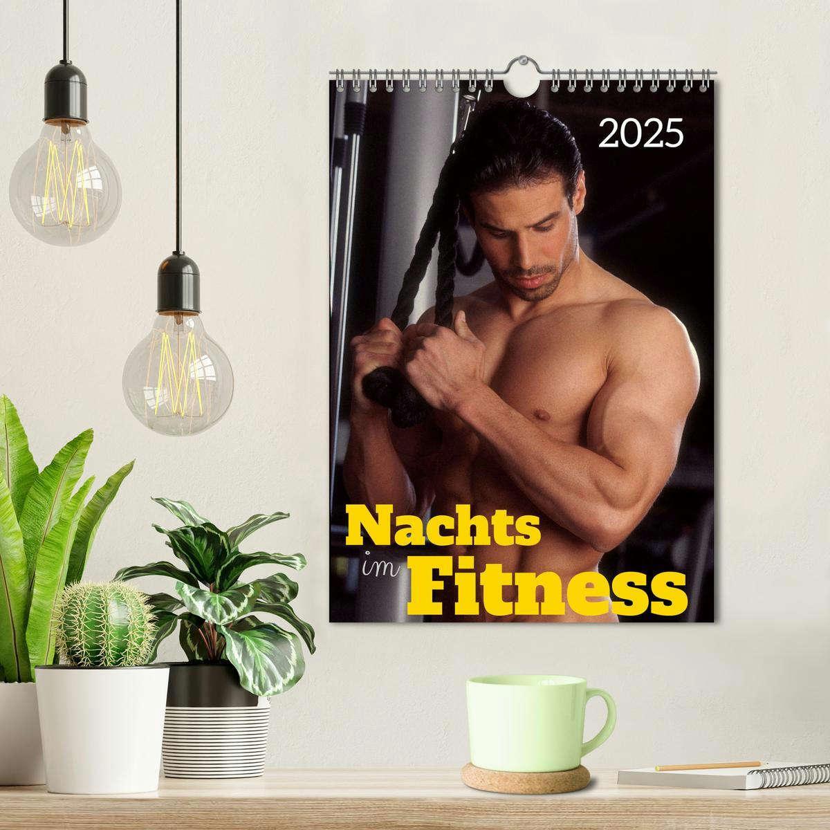 Bild: 9783435894963 | Nachts im Fitness (Wandkalender 2025 DIN A4 hoch), CALVENDO...