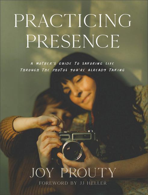 Cover: 9781540902832 | Practicing Presence - A Mother`s Guide to Savoring Life through the...