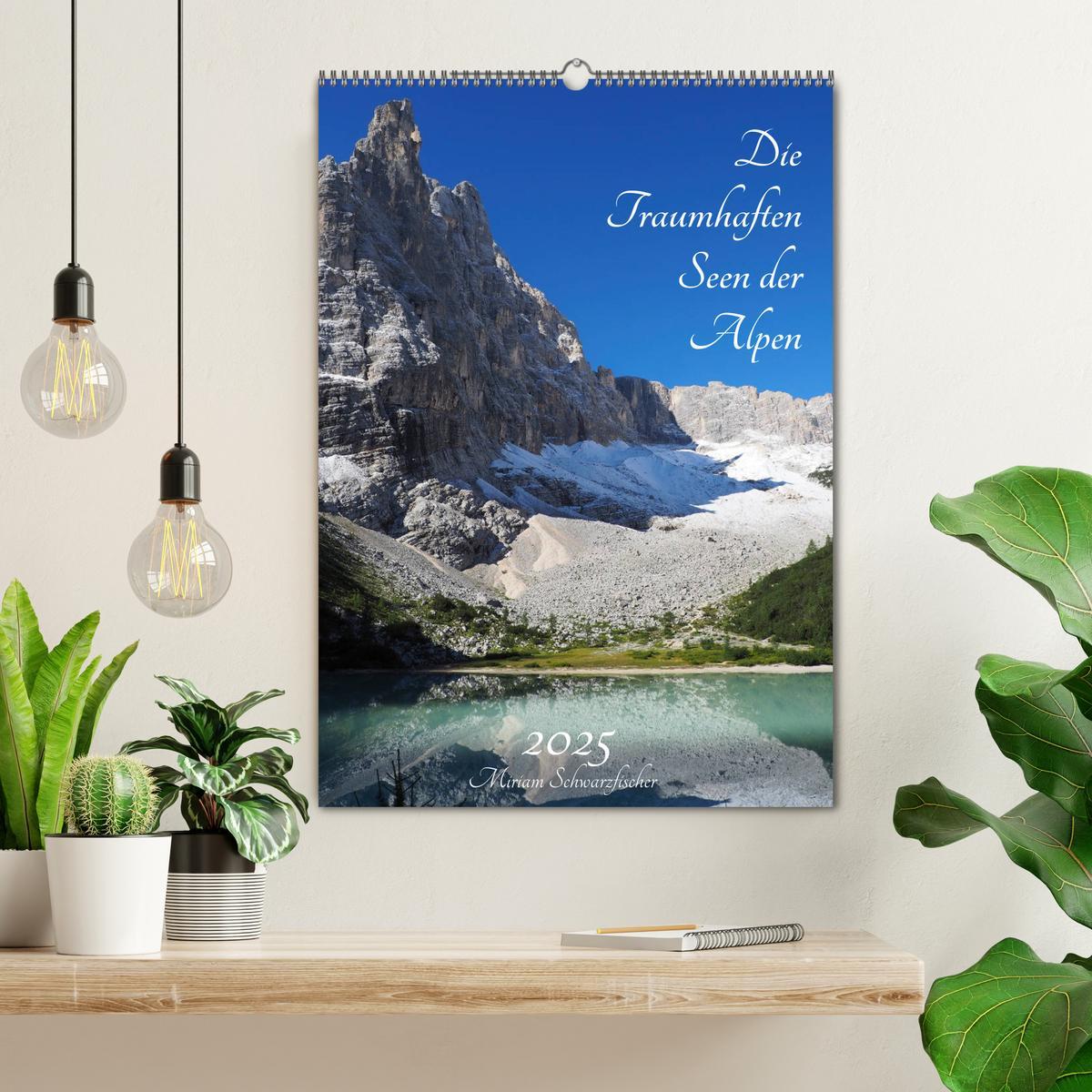 Bild: 9783435973606 | Die Traumhaften Seen der Alpen (Wandkalender 2025 DIN A2 hoch),...