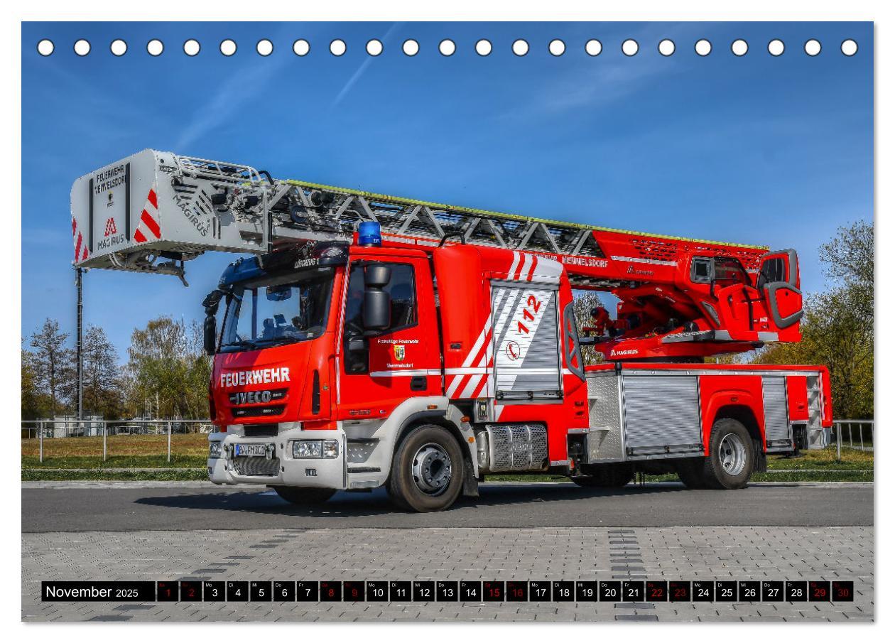 Bild: 9783435036080 | Feuerwehrfahrzeuge (Tischkalender 2025 DIN A5 quer), CALVENDO...