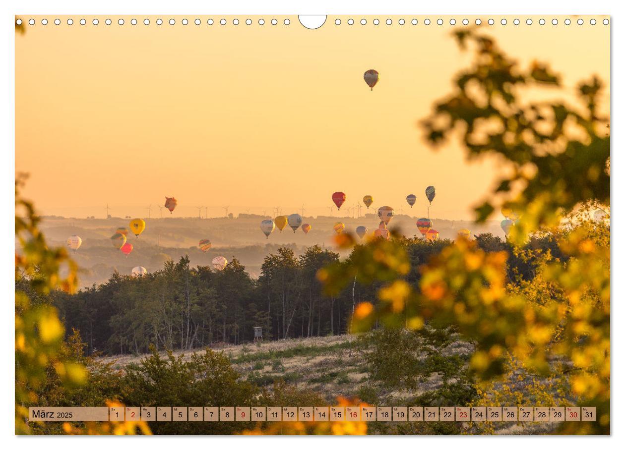 Bild: 9783383854897 | Montgolfiade der Ballone im Sauerland (Wandkalender 2025 DIN A3...