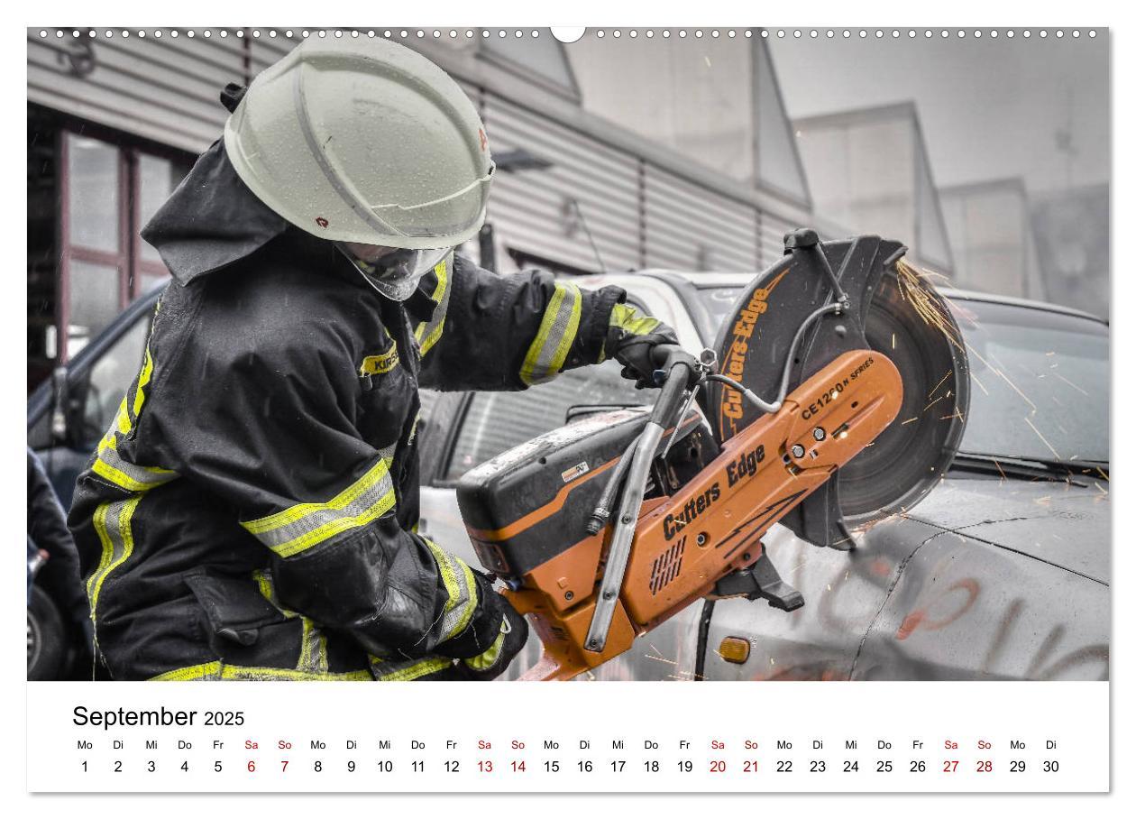 Bild: 9783435120949 | FEUERWEHR IM EINSATZ (Wandkalender 2025 DIN A2 quer), CALVENDO...