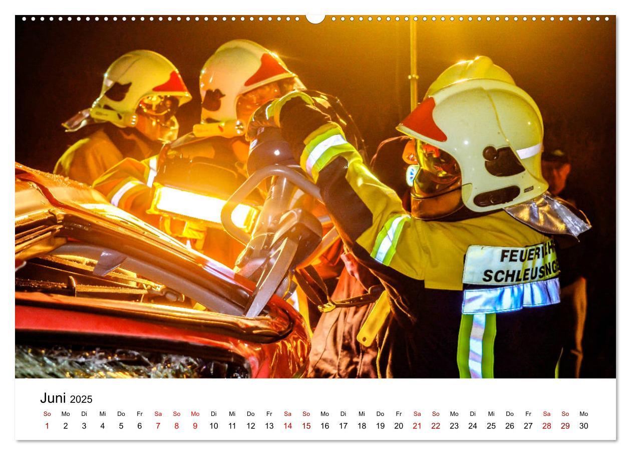 Bild: 9783435120949 | FEUERWEHR IM EINSATZ (Wandkalender 2025 DIN A2 quer), CALVENDO...