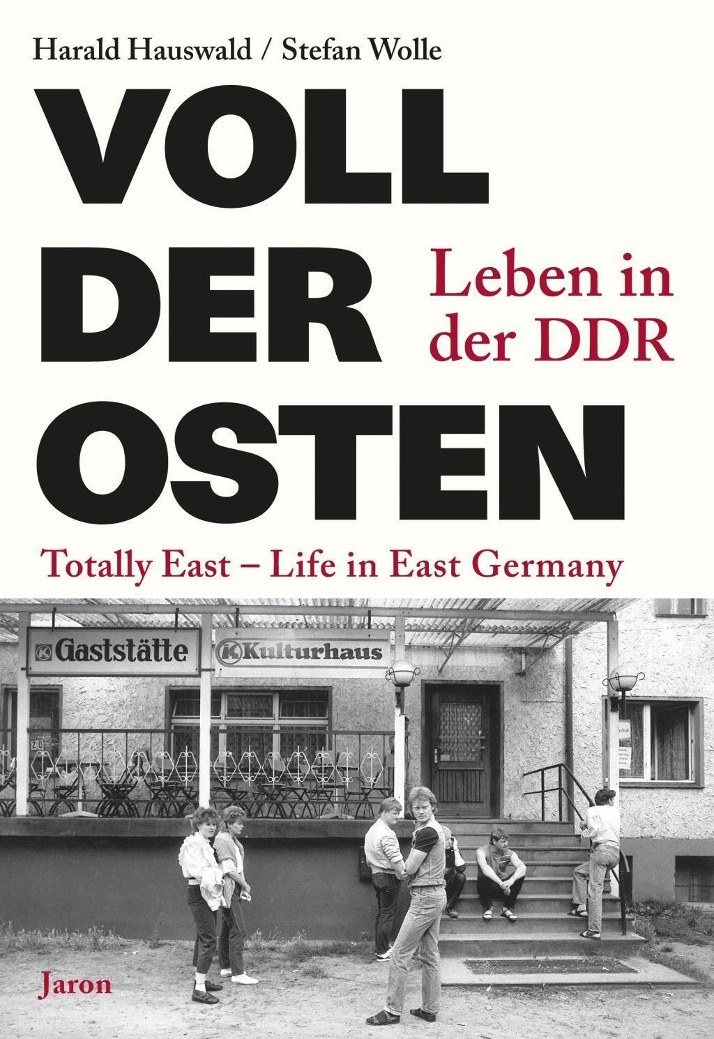 Cover: 9783897738560 | Voll der Osten / Totally East | Harald Hauswald (u. a.) | Taschenbuch
