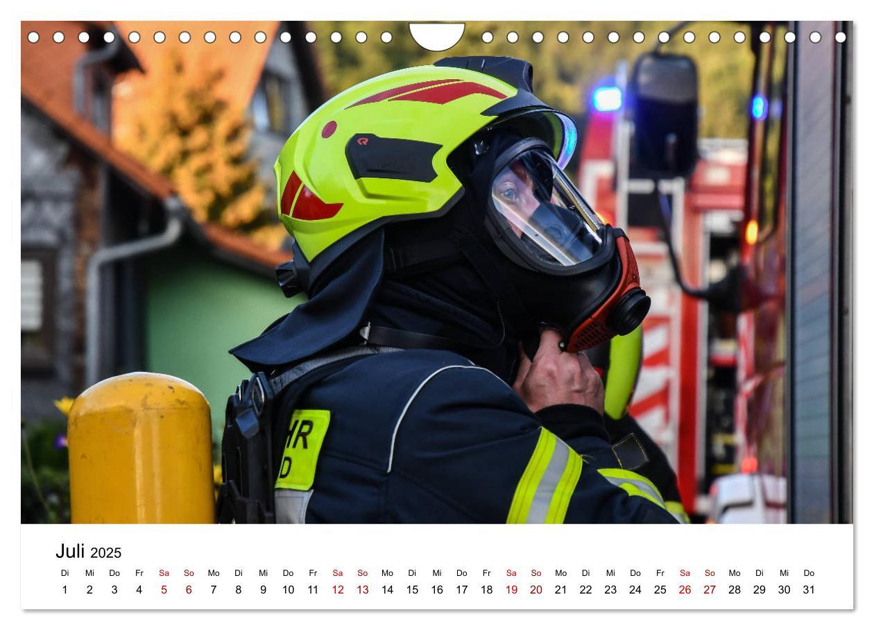 Bild: 9783435121502 | FEUERWEHR IM EINSATZ (Wandkalender 2025 DIN A4 quer), CALVENDO...