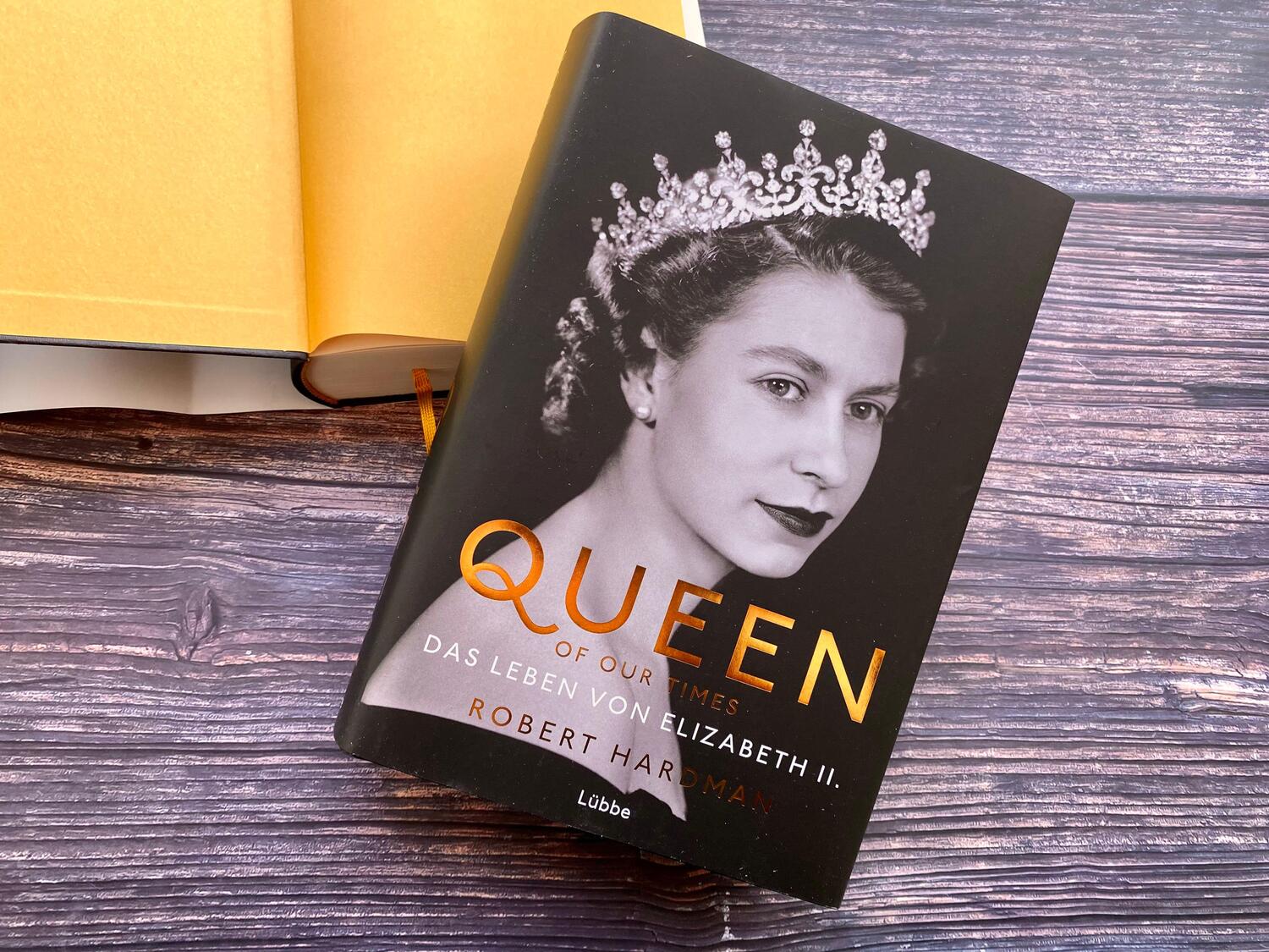 Bild: 9783431050486 | Queen of Our Times | Das Leben von Elizabeth II. | Robert Hardman