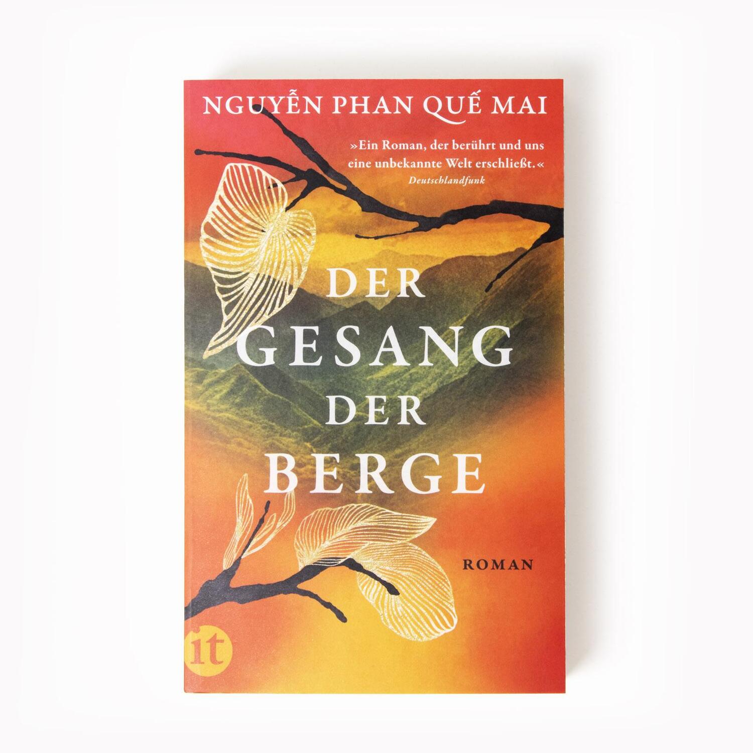 Bild: 9783458682608 | Der Gesang der Berge | Roman | Nguyen Phan Que Mai | Taschenbuch