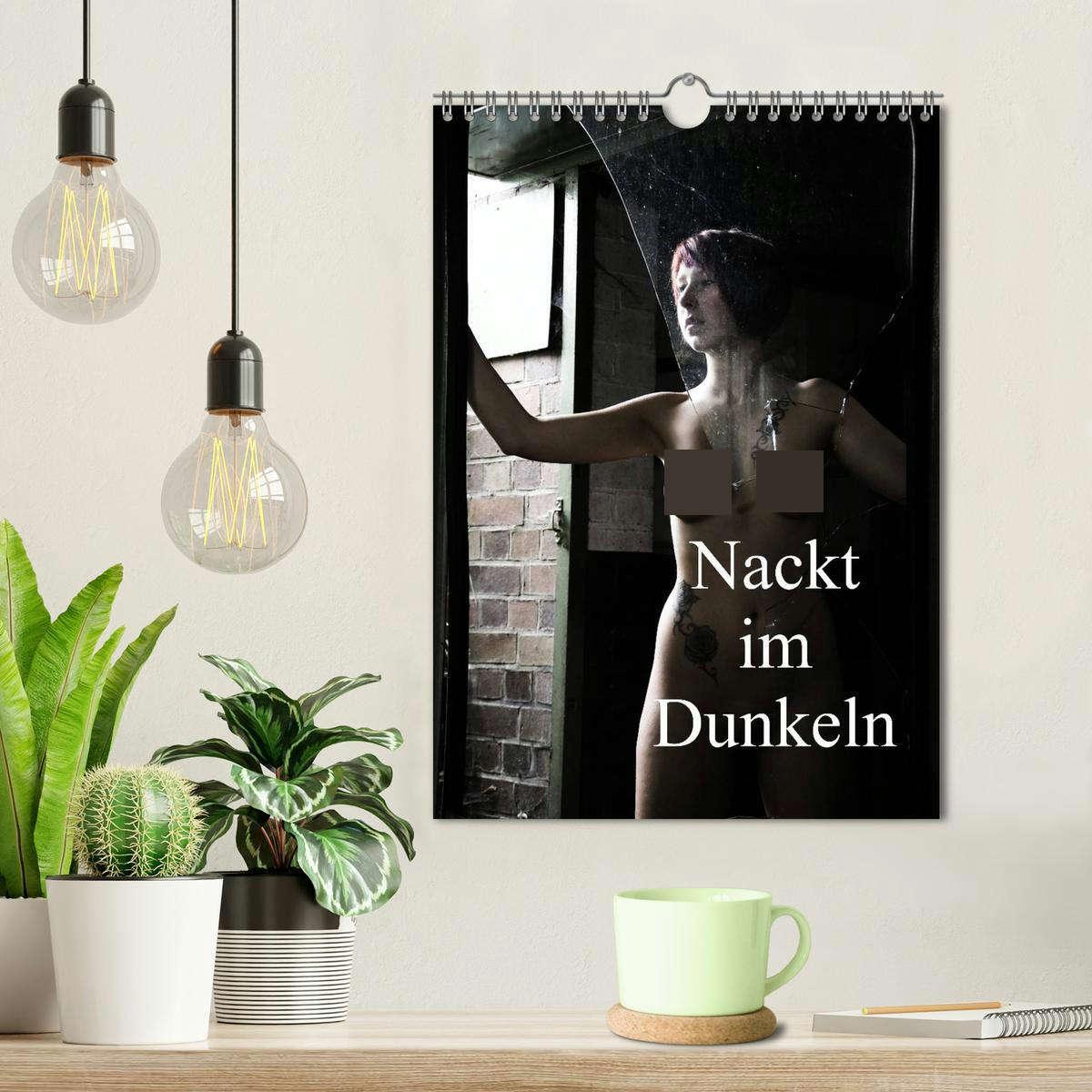 Bild: 9783457060834 | Nackt im Dunkeln / 2025 (Wandkalender 2025 DIN A4 hoch), CALVENDO...