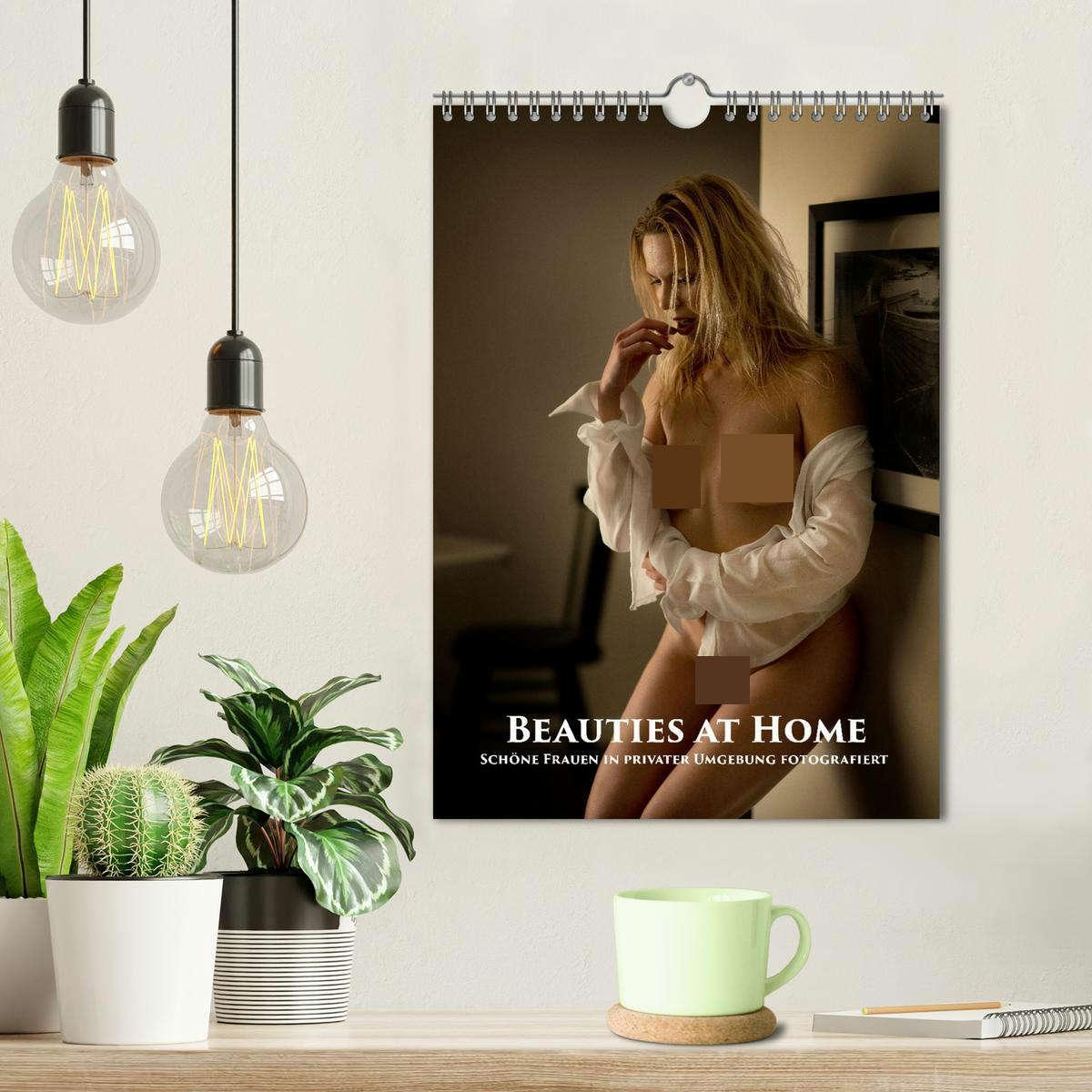 Bild: 9783435917501 | Beauties at Home (Wandkalender 2025 DIN A4 hoch), CALVENDO...