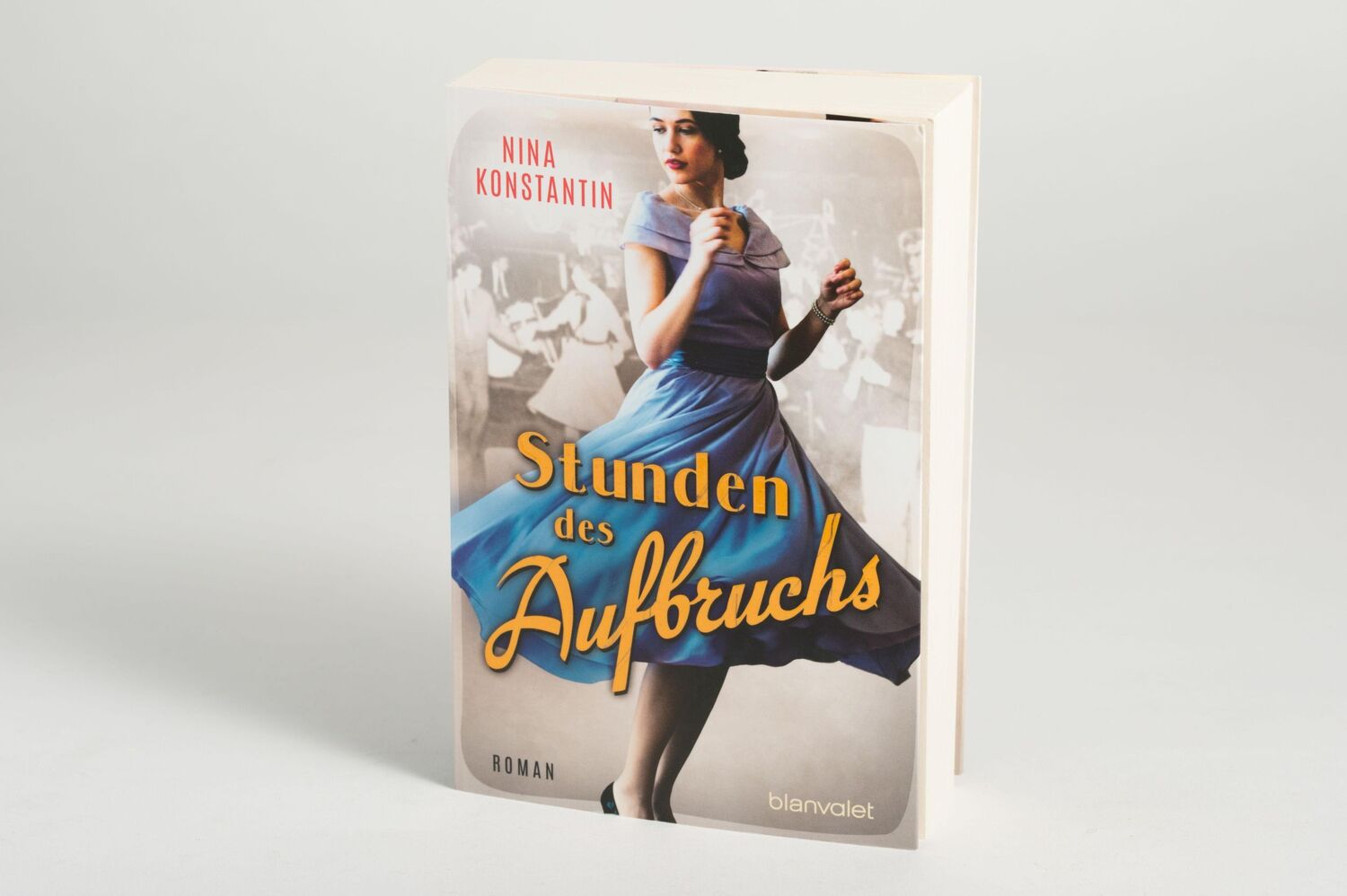 Bild: 9783734108235 | Stunden des Aufbruchs | Roman | Nina Konstantin | Taschenbuch | 480 S.