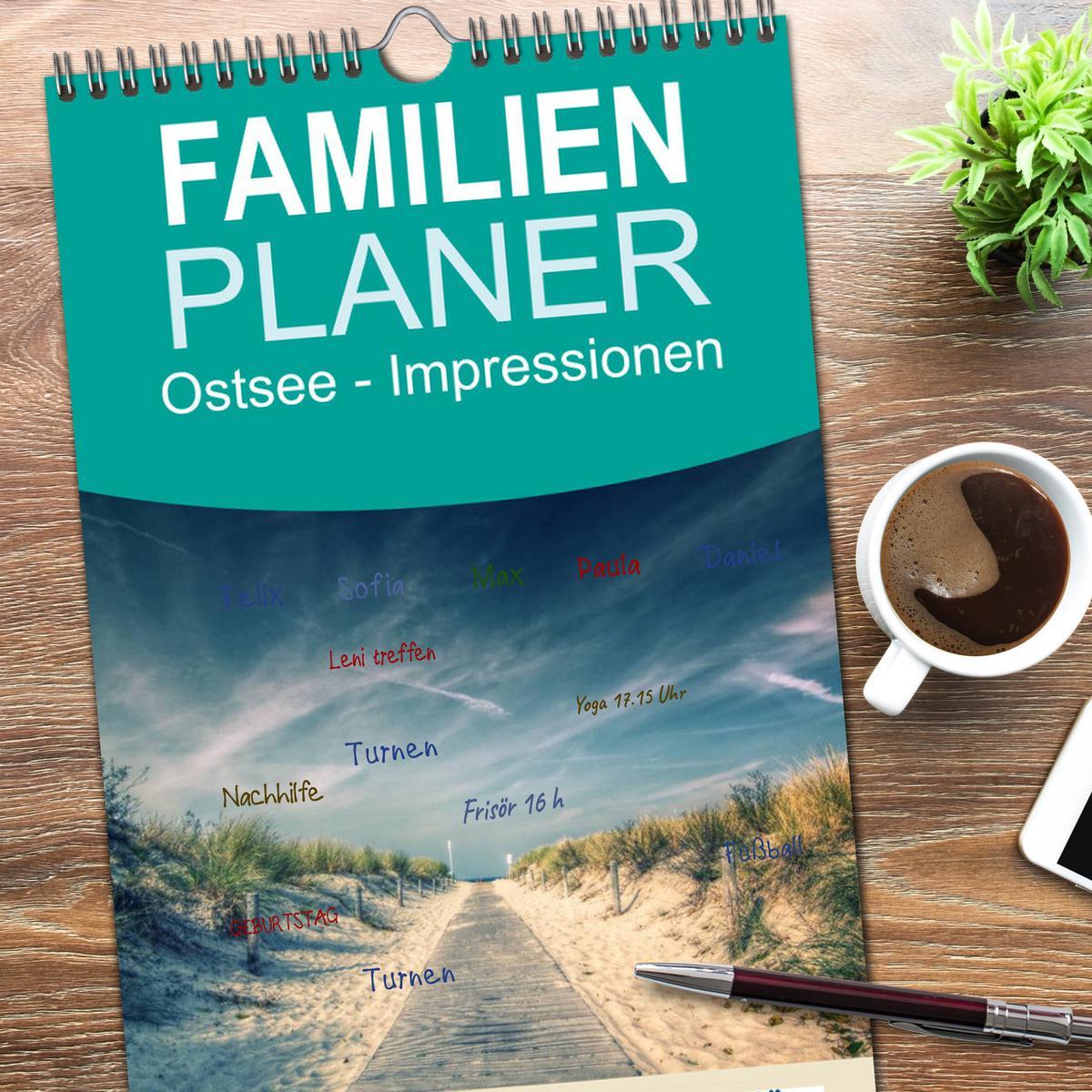 Bild: 9783457114933 | Familienplaner 2025 - Ostsee - Impressionen mit 5 Spalten...