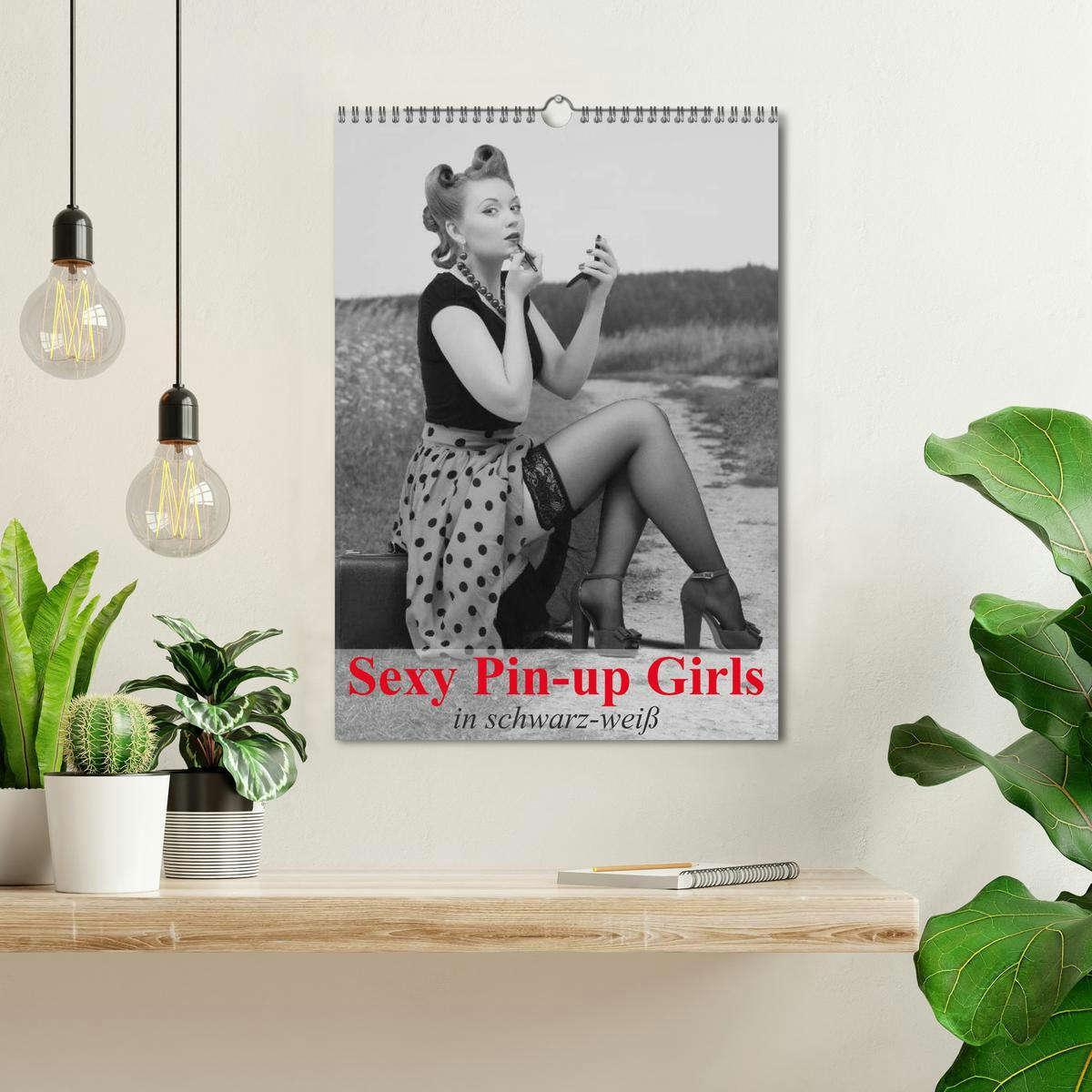 Bild: 9783457051375 | Sexy Pin-up Girls in schwarz-weiß (Wandkalender 2025 DIN A3 hoch),...