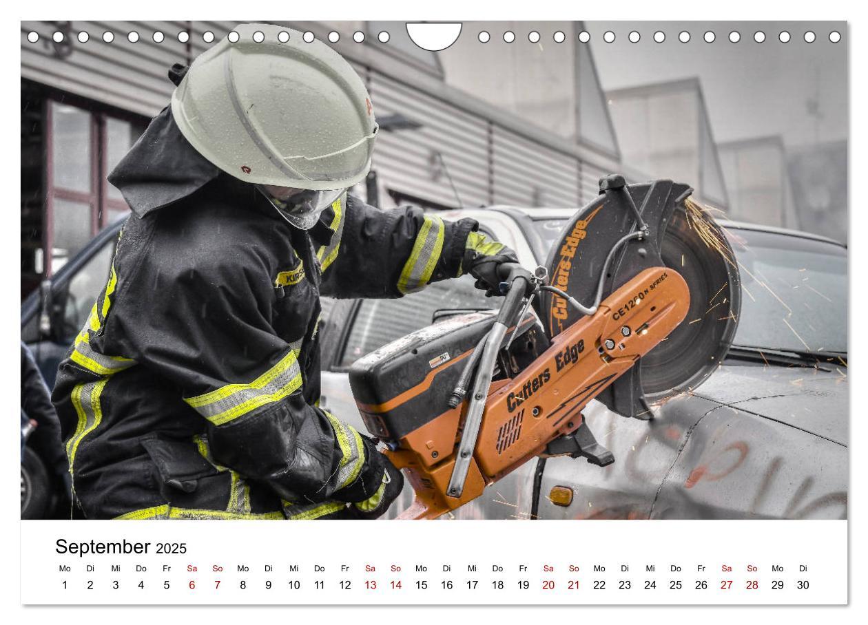 Bild: 9783435121502 | FEUERWEHR IM EINSATZ (Wandkalender 2025 DIN A4 quer), CALVENDO...