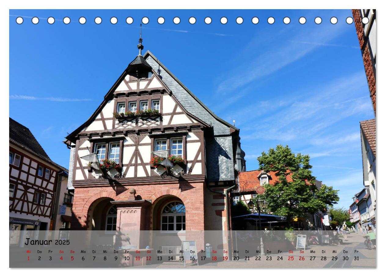 Bild: 9783435438129 | Fachwerkromantik in Hofheim am Taunus (Tischkalender 2025 DIN A5...