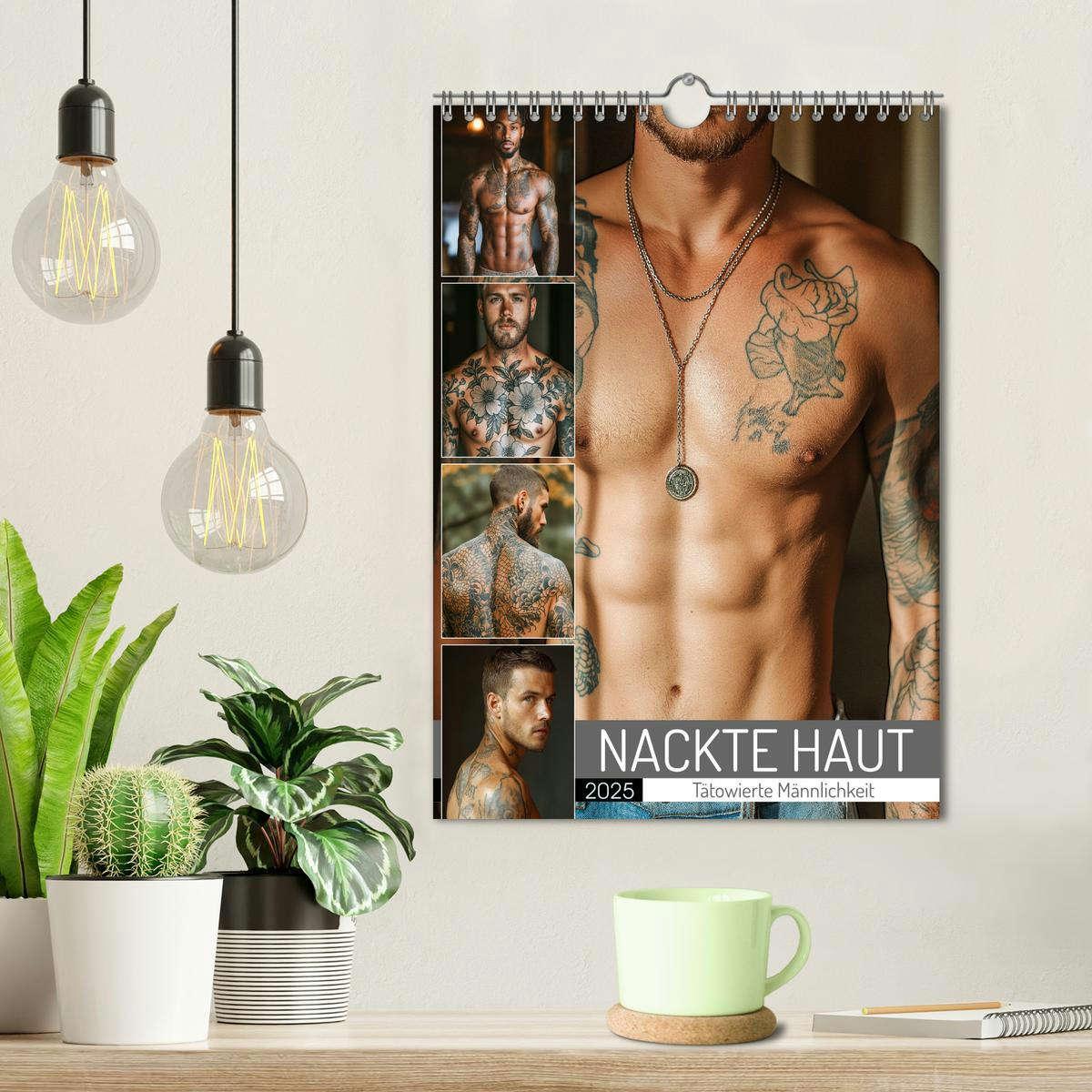 Bild: 9783457215760 | NACKTE HAUT - Tätowierte Männlichkeit (Wandkalender 2025 DIN A4...