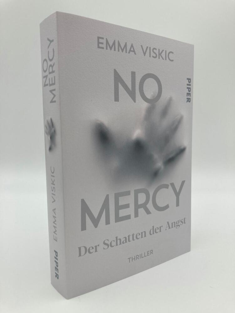 Bild: 9783492063142 | No Mercy - Der Schatten der Angst | Emma Viskic | Taschenbuch | 352 S.