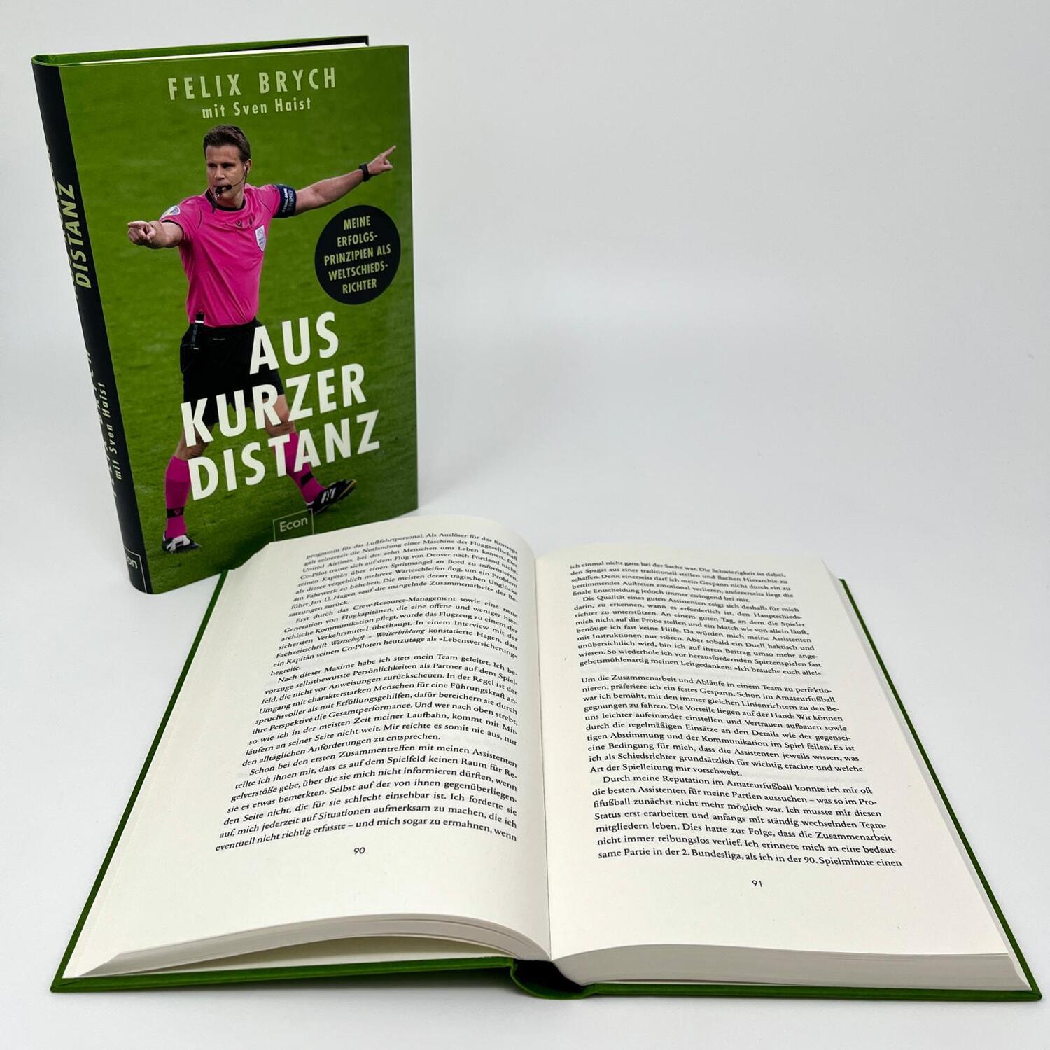 Bild: 9783430210805 | Aus kurzer Distanz | Felix Brych (u. a.) | Buch | 256 S. | Deutsch