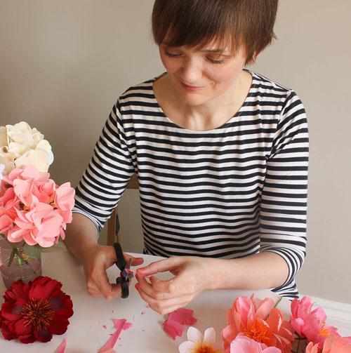 Autor: 9781911663720 | A Petal Unfolds | How to Make Paper Flowers | Susan Beech (u. a.)