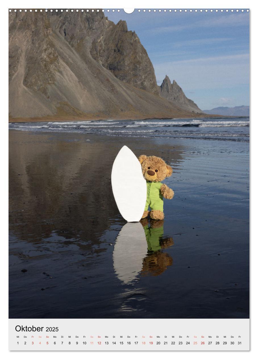 Bild: 9783457136737 | Travelling Teddy in Island (Wandkalender 2025 DIN A2 hoch),...