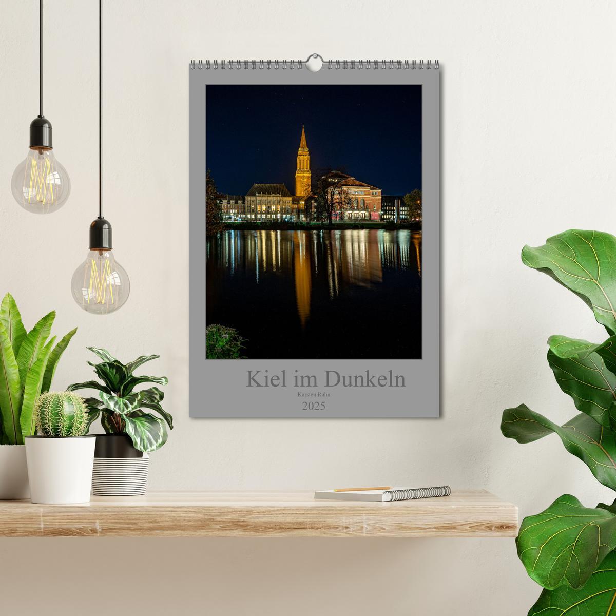 Bild: 9783435928699 | Kiel im Dunkeln. (Wandkalender 2025 DIN A3 hoch), CALVENDO...