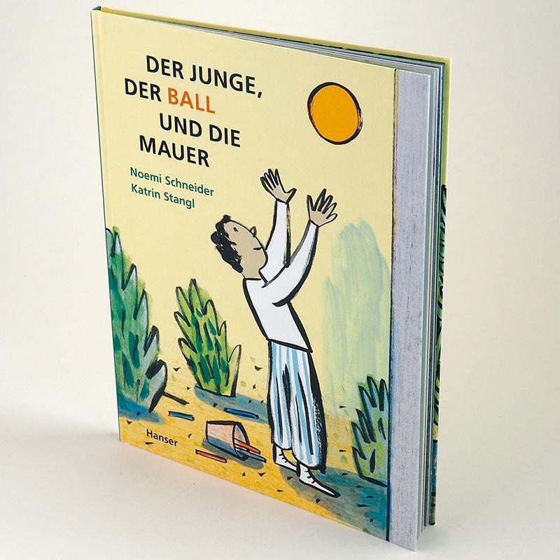 Bild: 9783446274334 | Der Junge, der Ball und die Mauer | Noemi Schneider (u. a.) | Buch