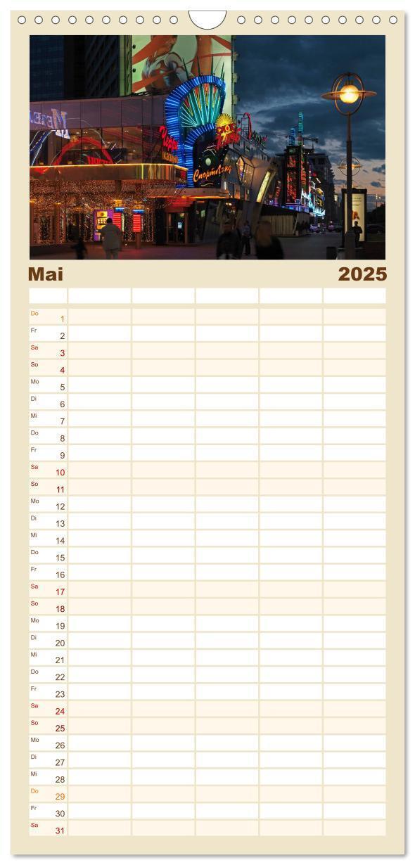 Bild: 9783457120972 | Familienplaner 2025 - Moskau mit 5 Spalten (Wandkalender, 21 x 45...