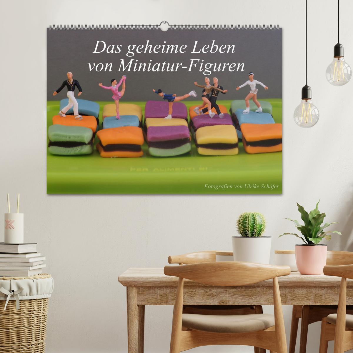 Bild: 9783457224410 | Das geheime Leben von Miniatur-Figuren (Wandkalender 2025 DIN A2...