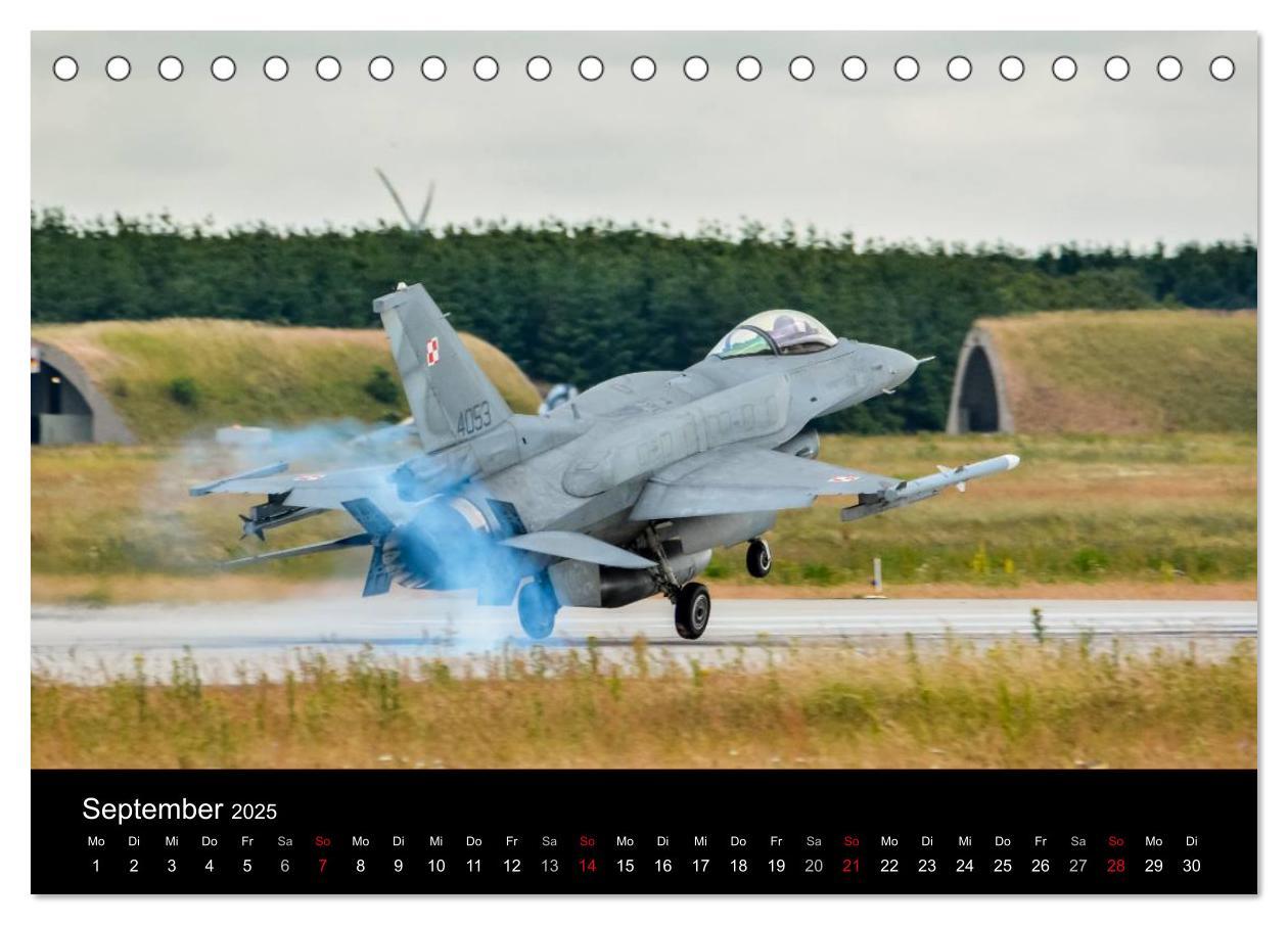 Bild: 9783435728961 | F-16 Fliegende Legende (Tischkalender 2025 DIN A5 quer), CALVENDO...