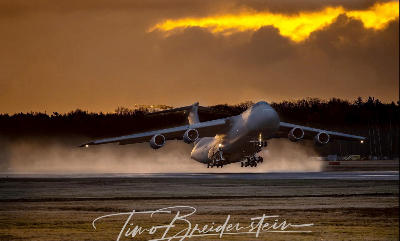 Bild: 9783613046368 | Into the Sky | Meisterwerke der Flugzeugfotografie | Timo Breidenstein