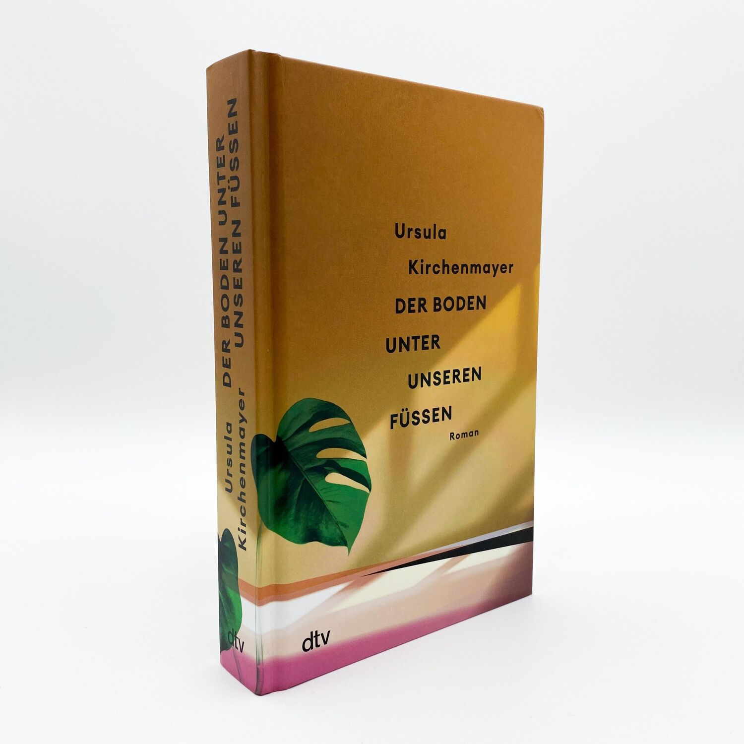 Bild: 9783423283137 | Der Boden unter unseren Füßen | Ursula Kirchenmayer | Buch | 400 S.