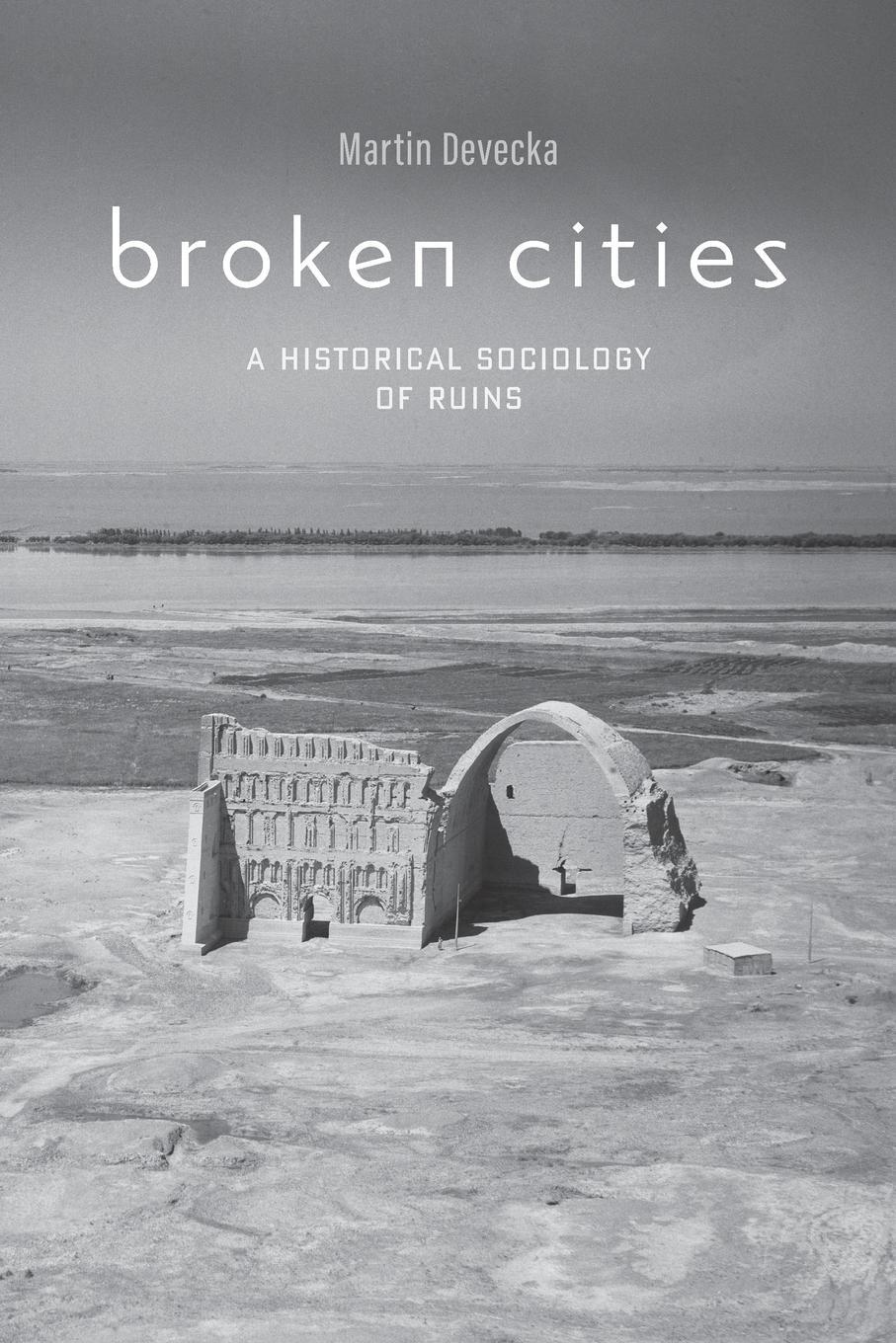 Cover: 9781421438429 | Broken Cities | A Historical Sociology of Ruins | Martin Devecka