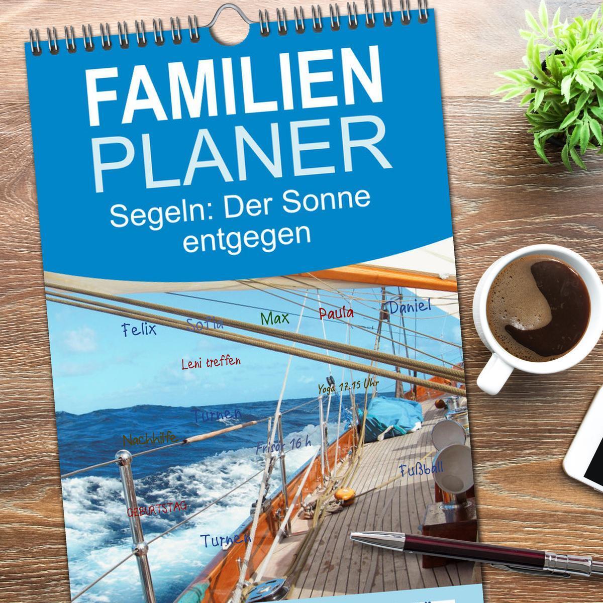 Bild: 9783457091050 | Familienplaner 2025 - Segeln: Der Sonne entgegen mit 5 Spalten...