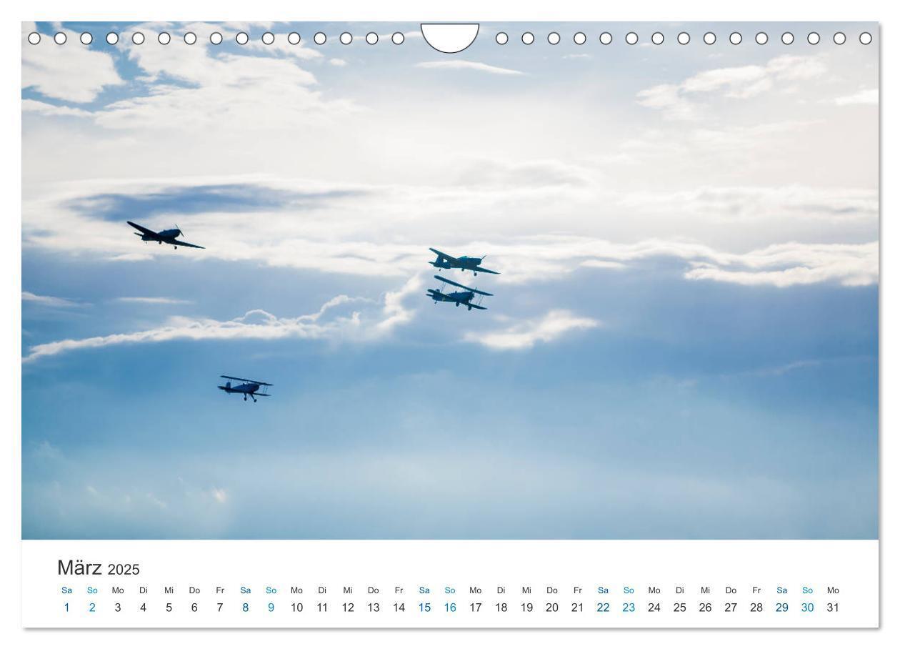 Bild: 9783435830251 | AVIATION CLASSICS seen by custompix.de (Wandkalender 2025 DIN A4...