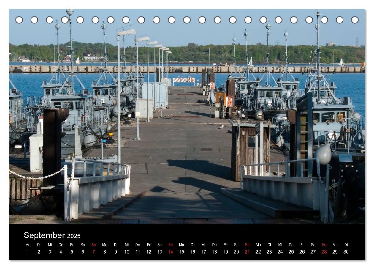 Bild: 9783435732579 | Marinestützpunkt Kiel (Tischkalender 2025 DIN A5 quer), CALVENDO...