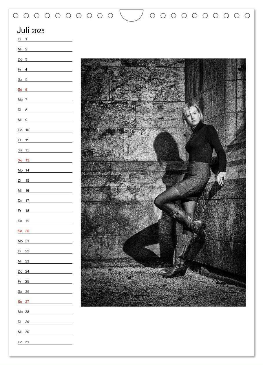 Bild: 9783457030271 | Mode in schwarz und weiß (Wandkalender 2025 DIN A4 hoch), CALVENDO...