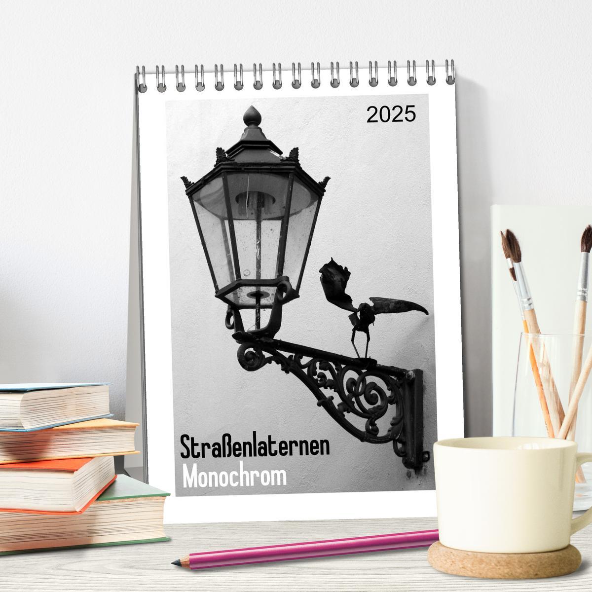 Bild: 9783457035665 | Straßenlaternen Monochrom (Tischkalender 2025 DIN A5 hoch),...