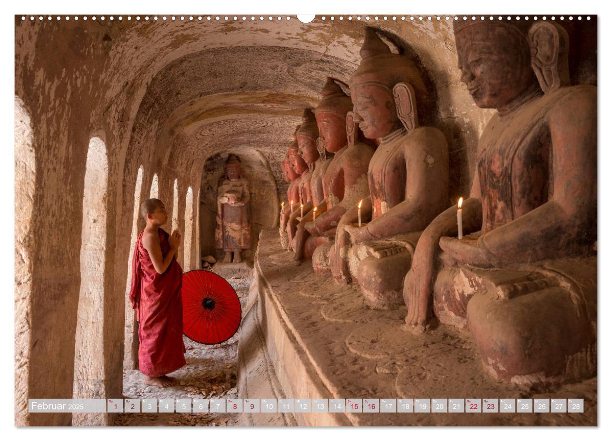 Bild: 9783435077991 | IM REICH DES BUDDHA - DER ROTE SCHIRM (Wandkalender 2025 DIN A2...