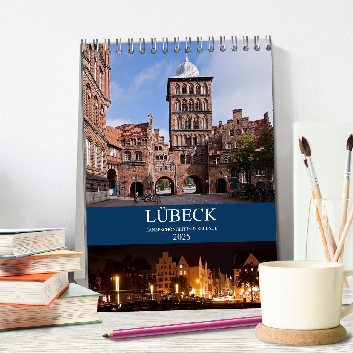 Bild: 9783435992805 | Lübeck - Hanseschönheit in Insellage (Tischkalender 2025 DIN A5...