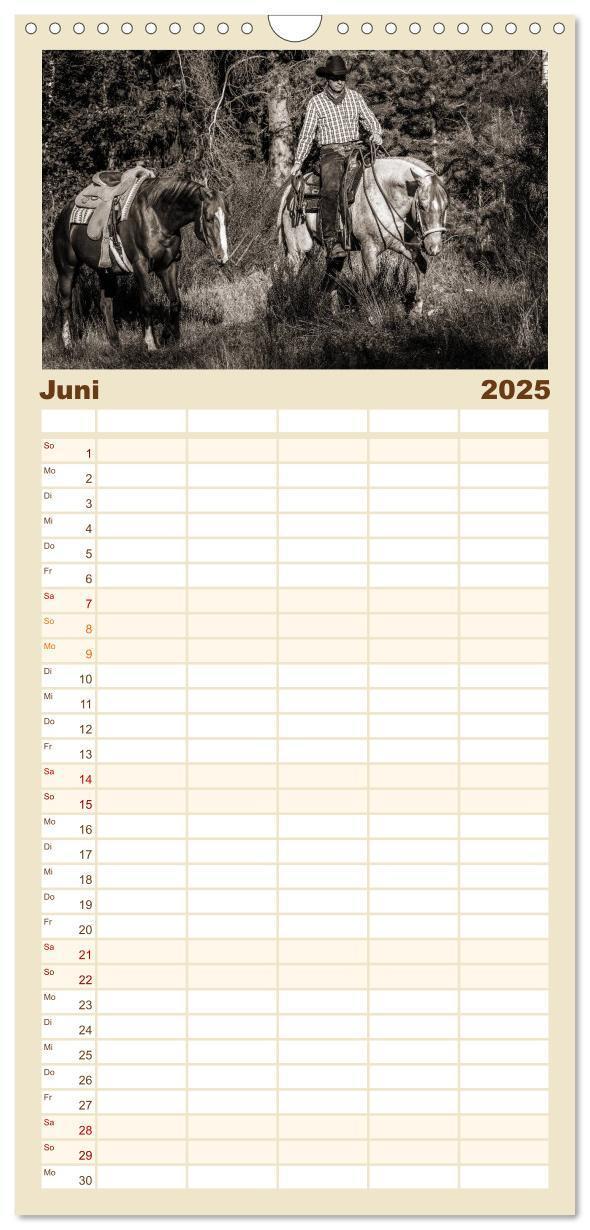 Bild: 9783457115749 | Familienplaner 2025 - Westernreiten mit 5 Spalten (Wandkalender, 21...