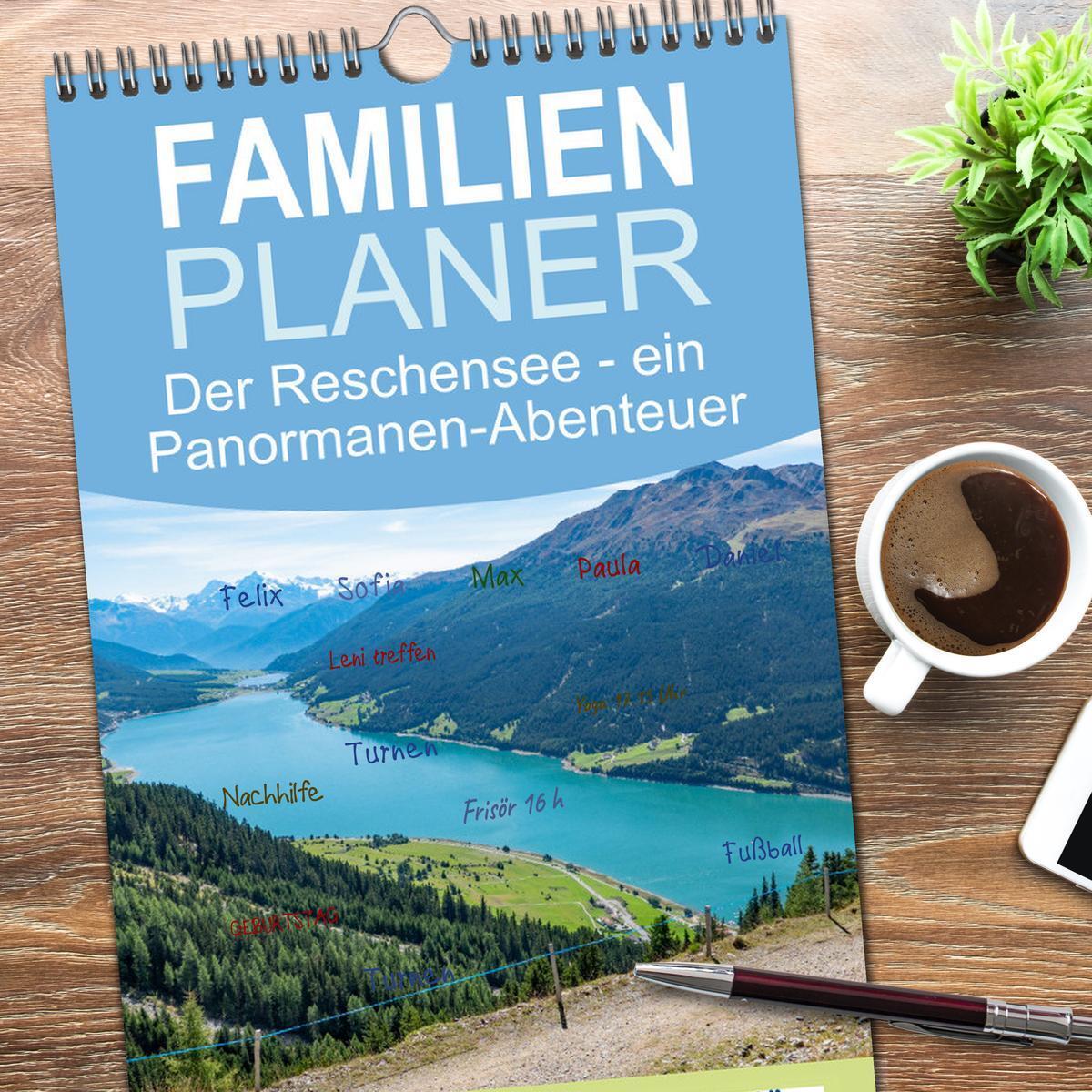 Bild: 9783457097120 | Familienplaner 2025 - Der Reschensee - ein Panormanen-Abenteuer mit...