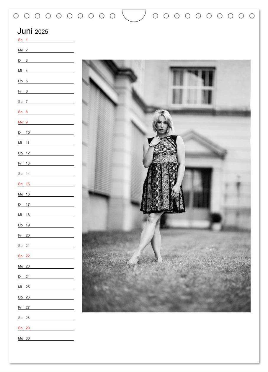 Bild: 9783457030271 | Mode in schwarz und weiß (Wandkalender 2025 DIN A4 hoch), CALVENDO...