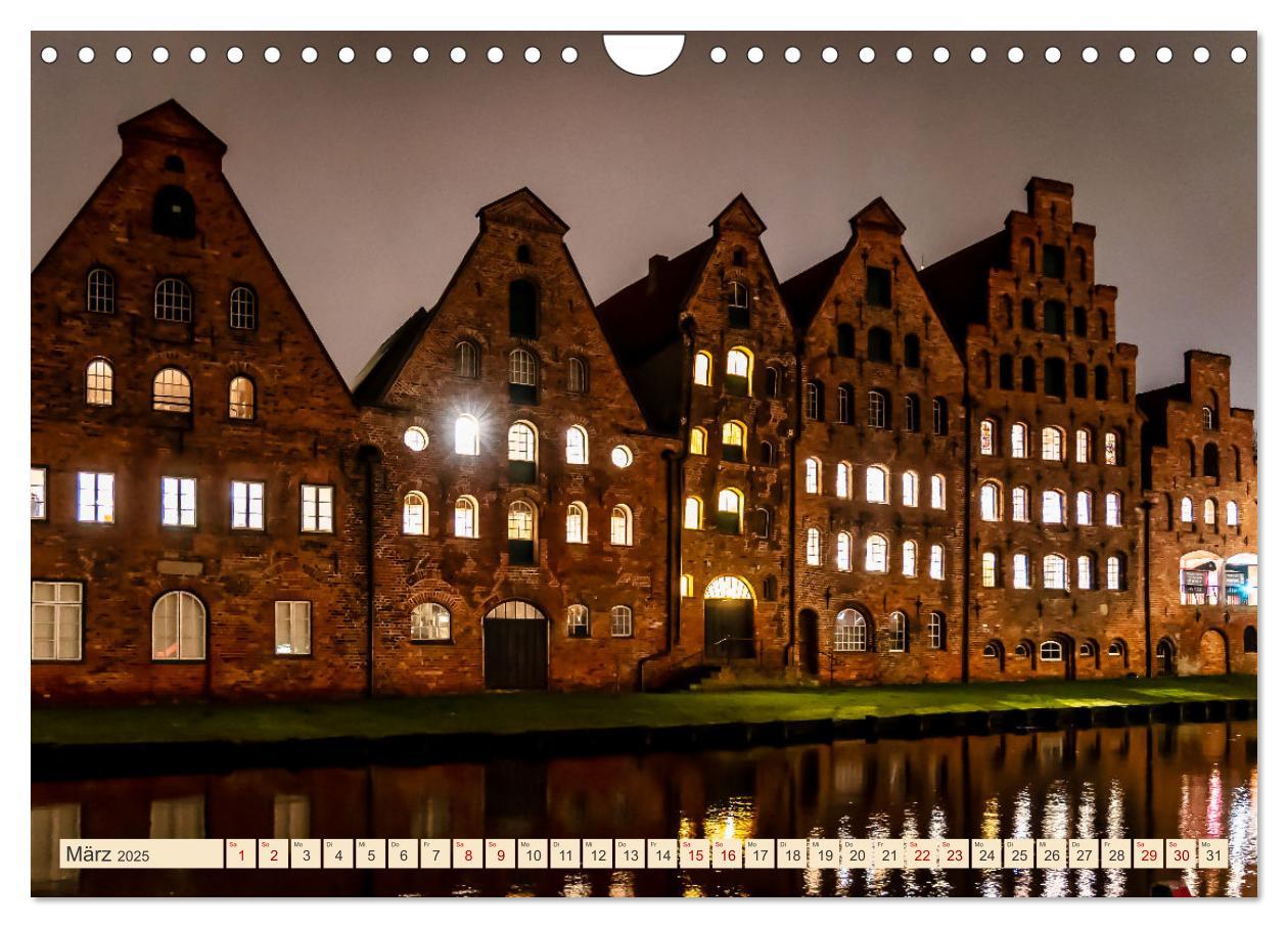 Bild: 9783383982927 | Lübeck bei Nacht (Wandkalender 2025 DIN A4 quer), CALVENDO...