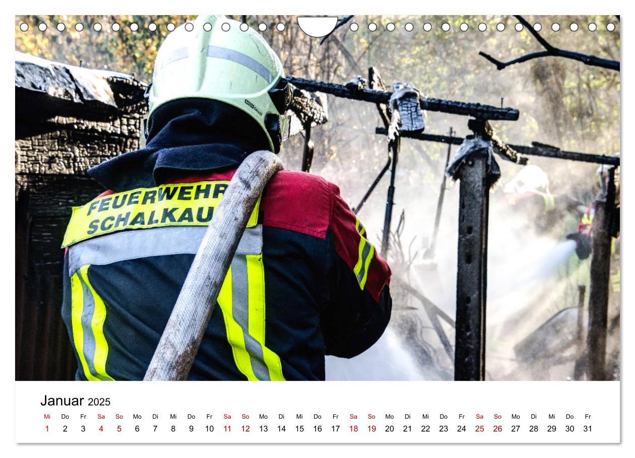 Bild: 9783435121502 | FEUERWEHR IM EINSATZ (Wandkalender 2025 DIN A4 quer), CALVENDO...