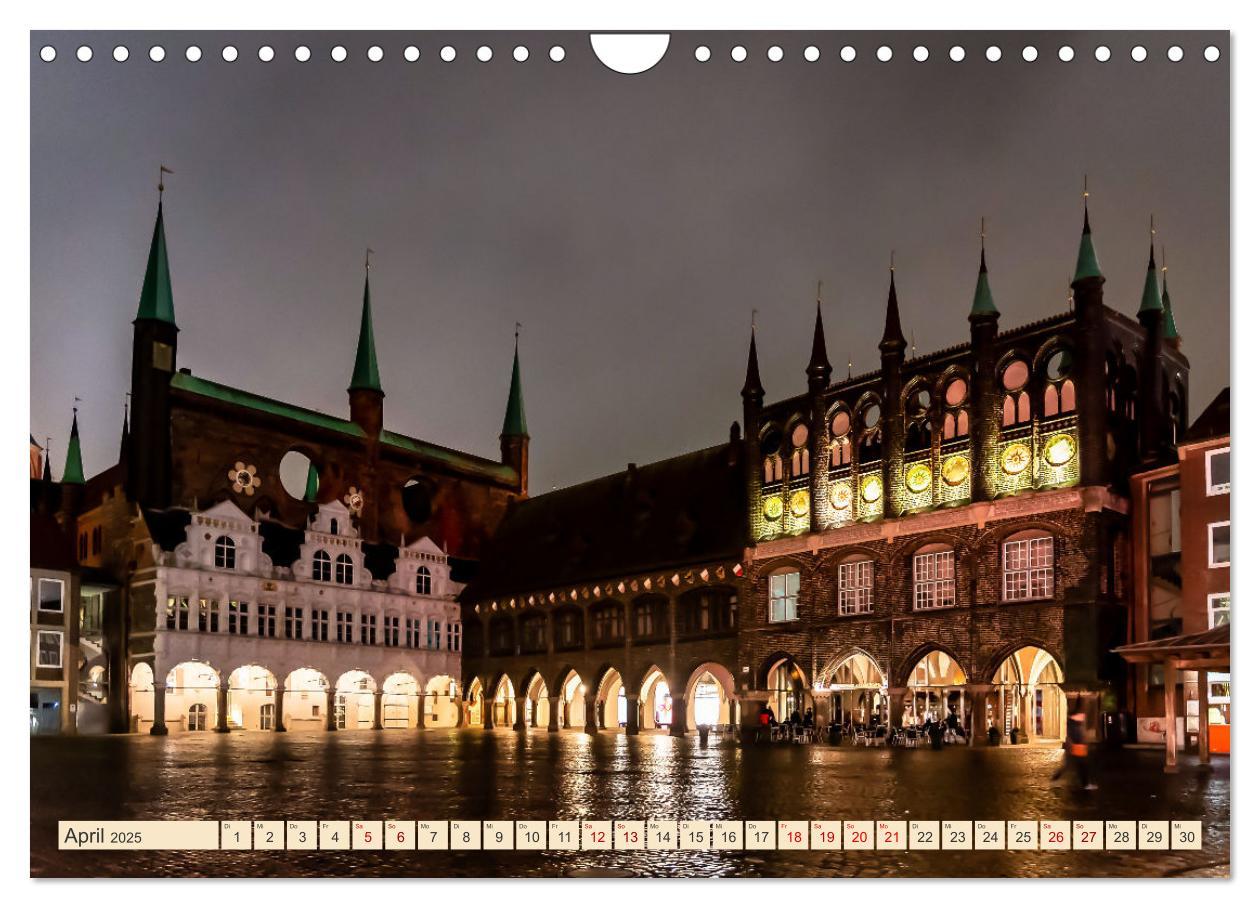 Bild: 9783383982927 | Lübeck bei Nacht (Wandkalender 2025 DIN A4 quer), CALVENDO...