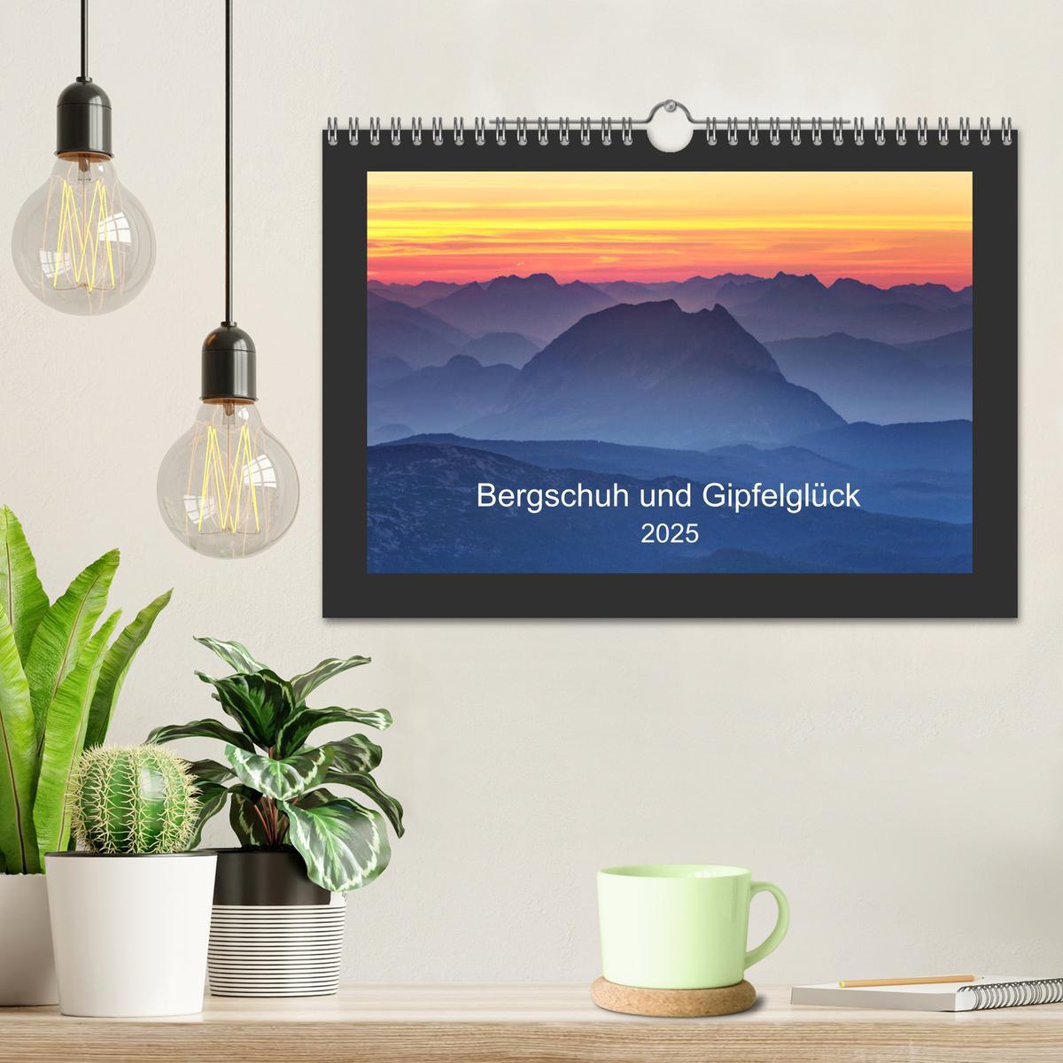 Bild: 9783435276561 | Bergschuh und Gipfelglück (Wandkalender 2025 DIN A4 quer), CALVENDO...