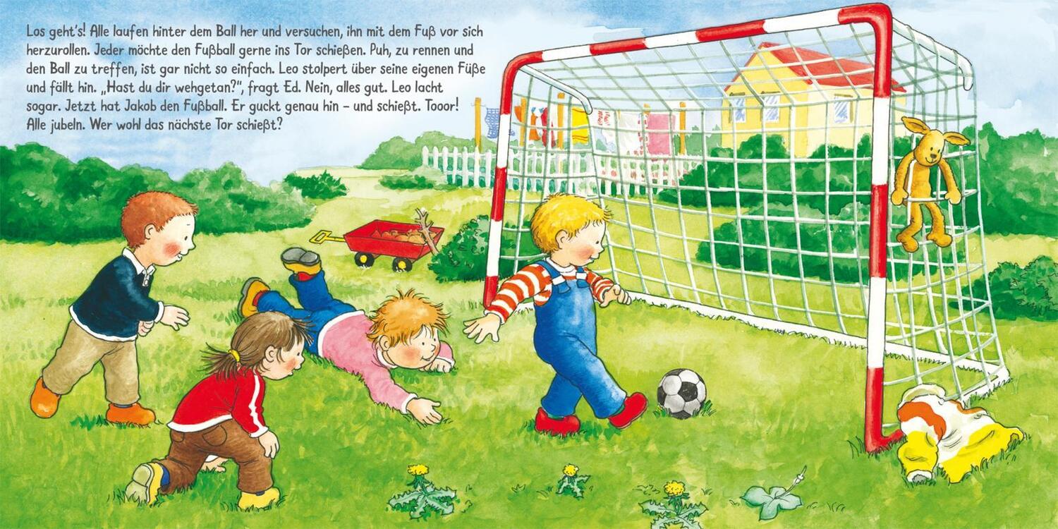 Bild: 9783551171467 | Jakob, Sofie, Leo und ihr neuer Freund spielen Fußball | Buch | 2020