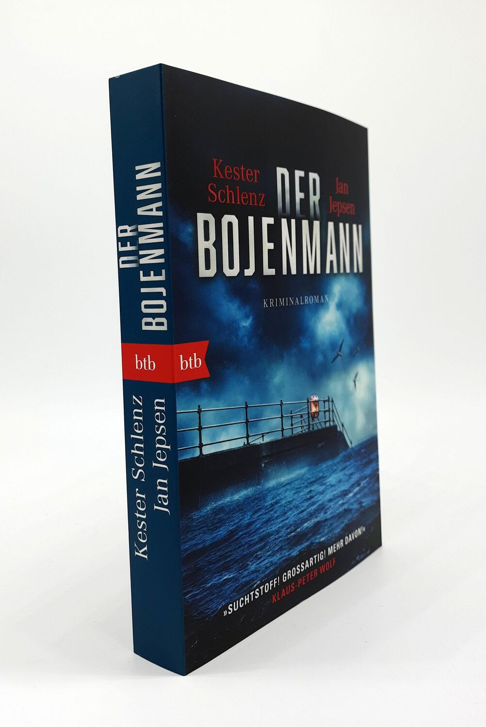 Bild: 9783442770885 | Der Bojenmann | Kriminalroman | Kester Schlenz (u. a.) | Taschenbuch