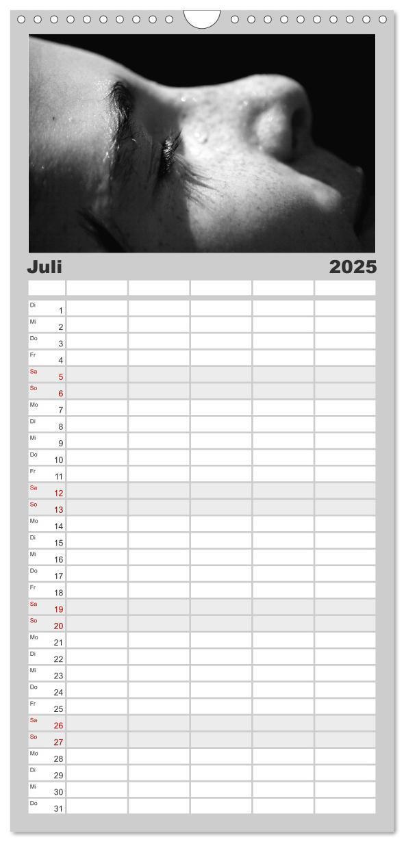 Bild: 9783457122341 | Familienplaner 2025 - BLACK 'N WHITE mit 5 Spalten (Wandkalender,...