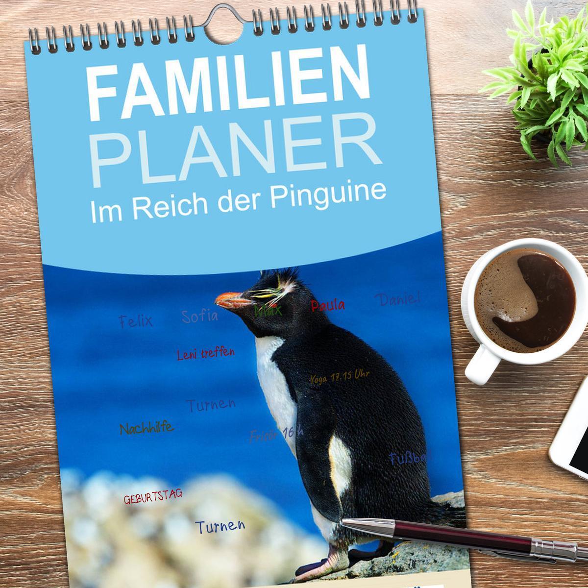 Bild: 9783457116753 | Familienplaner 2025 - Im Reich der Pinguine mit 5 Spalten...