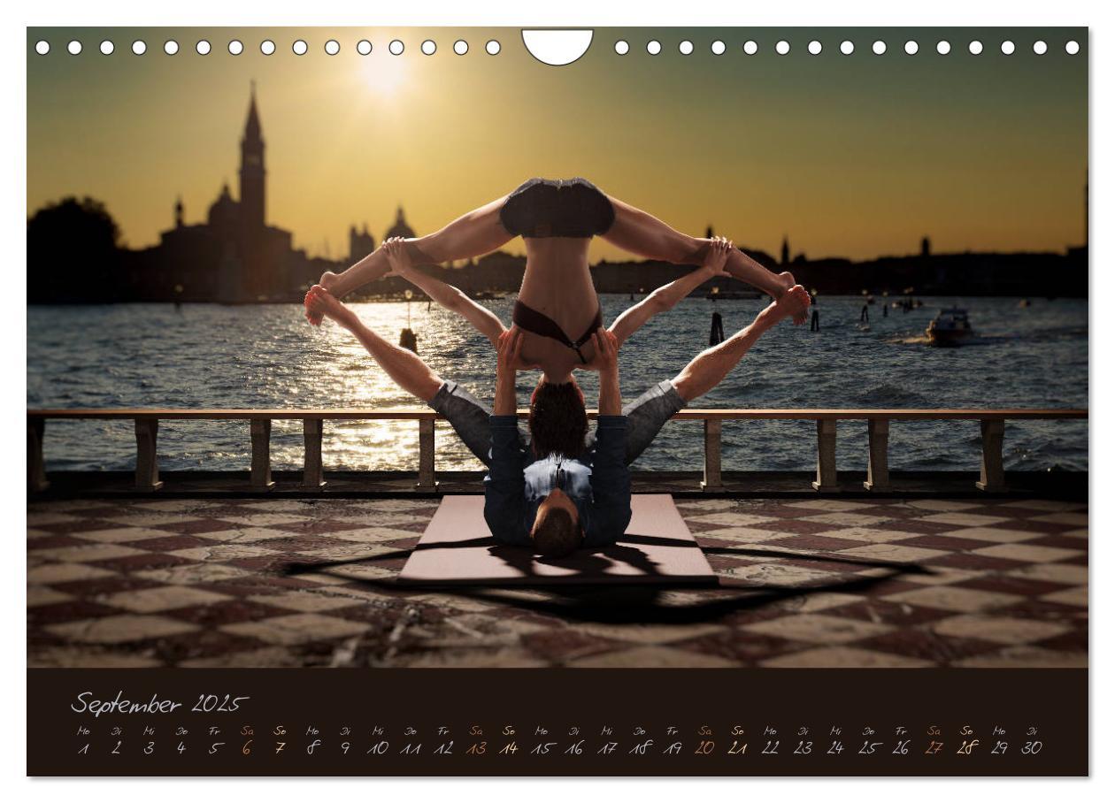 Bild: 9783435242795 | YogaPaare (Wandkalender 2025 DIN A4 quer), CALVENDO Monatskalender